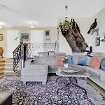 Atmospheric House On Riverbank Lejlighed