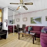 Atmospheric House On Riverbank Lejlighed *