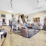 Atmospheric House On Riverbank Lejlighed *