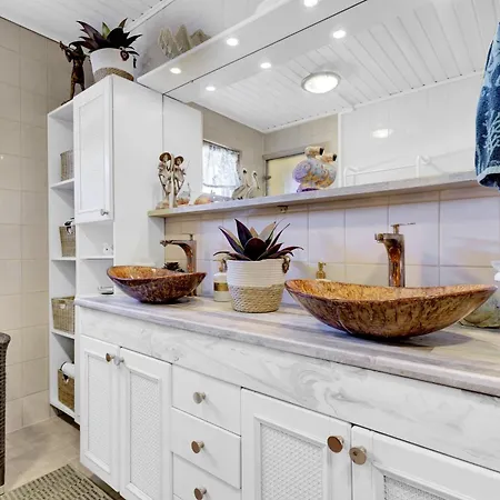 Apartamento Atmospheric House On Riverbank