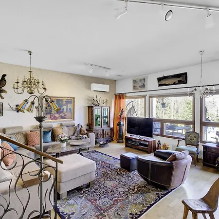 Апартаменты Atmospheric House On Riverbank