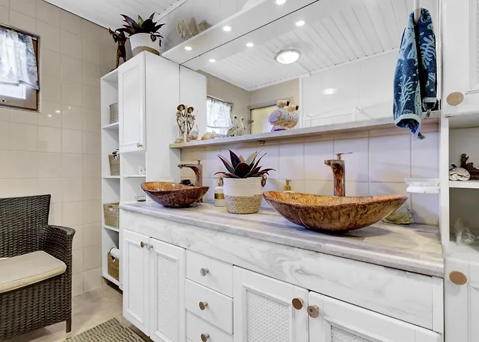 Apartamento Atmospheric House On Riverbank